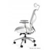 Ergonomiczny fotel biurowy HERO w kolorze szarym, wykonany z siatki, z widocznym zagłówkiem, podłokietnikami i podstawą na kółkach. W prawym dolnym rogu znajduje się napis "DESIGN FOR PEOPLE".