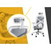 Na zdjęciu znajduje się ergonomiczny fotel biurowy HERO w kolorze szarym, wykonany z tkaniny, z widocznym zagłówkiem i oparciem. W tle po lewej stronie widać osobę siedzącą na krześle, a całość jest utrzymana w żółto-szarej kolorystyce.