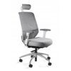Ergonomiczny fotel biurowy w kolorze szarym, wykonany z siatki i tkaniny, z regulowanym zagłówkiem, podłokietnikami oraz podstawą na kółkach. Produkt ma nowoczesny design i metalową podstawę.