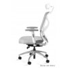 Ergonomiczny fotel biurowy w kolorze szarym, wykonany z siatki i tkaniny, z regulowanym zagłówkiem i podłokietnikami, na pięcioramiennej podstawie z kółkami. Na dole zdjęcia widoczny jest napis "DESIGN FOR PEOPLE".