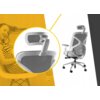 Na zdjęciu znajduje się ergonomiczny fotel biurowy HERO w kolorze szarym, wykonany z siatki i tkaniny, z widocznym zagłówkiem i oparciem. Obok fotela znajduje się powiększenie fragmentu zagłówka, a tło zdjęcia jest częściowo żółte z wizerunkiem osoby siedzącej na krześle.