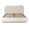 Kremowe, tapicerowane łóżko dwuosobowe o wymiarach 160x200 cm z widocznym stelażem z listew. Zagłówek ma zaokrąglone krawędzie i jest pokryty materiałem o fakturze przypominającej baranka.