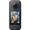 Kamera sportowa z dużym obiektywem i wyświetlaczem, na którym widoczny jest obraz przedstawiający trzy osoby na pomoście nad wodą. Na obudowie kamery znajduje się logo "Insta360".