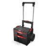 Czarna mobilna skrzynia QBRICK System PRO Cart 2.0 Plus Drawer 2 z czerwonymi uchwytami i dużymi kołami, posiada wysuwany uchwyt. Na skrzyni widoczne jest logo "QBRICK System".