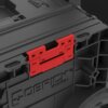 Czarna mobilna skrzynia QBRICK System PRO Cart 2.0 z widocznym czerwonym uchwytem i logo "QBRICK System" na powierzchni. Skrzynia ma solidną konstrukcję z wyraźnymi detalami i teksturą.