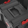 Czarna mobilna skrzynia QBRICK System PRO Cart 2.0 z czerwonymi zapięciami i uchwytem na górze, z widocznym logo "QBRICK System" na pokrywie. Na powierzchni skrzyni znajdują się również niewielkie piktogramy.