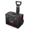 Czarna mobilna skrzynia QBRICK System PRO Cart 2.0 z wysuwaną rączką i dużymi kołami, posiada czerwone zapięcia i logo "QBRICK" na przedniej części. Na górze skrzyni widoczny jest uchwyt oraz wytłoczone wzory.