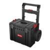 Czarna mobilna skrzynia QBRICK System PRO Cart 2.0 Plus z dużymi kołami i teleskopowym uchwytem. Na skrzyni widoczne jest czerwone logo z napisem "QBRICK System".