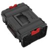 Czarna skrzynia na narzędzia z czerwonymi zatrzaskami i uchwytem na górze, z widocznym logo "QBRICK System" na pokrywie. Skrzynia ma solidną konstrukcję z wyraźnymi liniami i detalami na powierzchni.