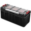 Czarna skrzynka narzędziowa z trzema przezroczystymi pokrywami na górze, posiada czerwone zapięcia i srebrną rączkę. Produkt to "Skrzynka narzędziowa QBRICK System Pro 600 Profi".