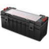 Czarna skrzynka narzędziowa z przezroczystą pokrywą, pod którą znajdują się czerwone przegrody. Na pokrywie widoczne są dwa czerwone zatrzaski.