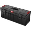 Czarna skrzynka narzędziowa z czerwonymi elementami i uchwytem na górze, z widocznym logo "QBRICK System" na przedniej stronie. Skrzynka ma solidne zapięcia i prostokątny kształt.