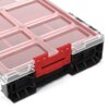Czarny organizer z przezroczystą pokrywą podzieloną na prostokątne sekcje, z czerwonym zapięciem na środku. Produkt ma solidną konstrukcję z widocznymi wzmocnieniami na bokach.