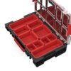 Czarny organizer z przezroczystą pokrywą i czerwonymi przegródkami, które tworzą dziewięć oddzielnych komór. Na uchwycie widoczny jest napis "QBRICK SYSTEM PRO".