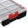 Przezroczysty organizer z sześcioma przegródkami, posiadający czerwone zapięcie i czarną podstawę. Produkt to "Organizer QBRICK System PRO 100 MFI ORGQPRO100FCZAPG001".