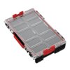 Przezroczysty organizer z czerwonymi zapięciami i czarną podstawą, podzielony na osiem prostokątnych przegródek. Produkt to "Organizer QBRICK System PRO 100 MFI ORGQPRO100FCZAPG001".