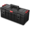 Czarna skrzynka narzędziowa z czerwonymi elementami i uchwytem na górze, z widocznym logo "QBRICK System" na przedniej stronie. Skrzynka ma solidne zapięcia i prostokątny kształt.