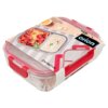 Szklany pojemnik na żywność z czerwoną pokrywką i uszczelką, podzielony na dwie części, o pojemności 950 ml, z widocznym opakowaniem z grafiką potraw i napisem "orion". Na opakowaniu znajduje się również wymiar: 21x16x7 cm.