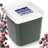 Zielony pojemnik na żywność o pojemności 380 ml z białą pokrywką, ozdobiony wzorem płatków śniegu, z widocznym napisem "orion 380ml" na pokrywce. Obok pojemnika znajdują się mrożone owoce, takie jak maliny i porzeczki.
