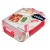 Szklany pojemnik na żywność z pokrywką i uszczelką, podzielony na sekcje, o pojemności 550 ml, z czerwonymi zapięciami. Na opakowaniu widnieje logo "orion" oraz napis "18x13.5x6 cm".
