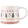 Porcelanowy kubek o pojemności 380 ml z wzorem przedstawiającym zielone choinki i czerwone gwiazdki, ozdobiony geometrycznym motywem w odcieniach brązu. Kubek ma biały kolor z matowym wykończeniem na dolnej krawędzi.