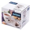 Opakowanie porcelanowego kubka z pokrywką o pojemności 420 ml, z widocznym logo "orion" oraz napisem "HRNEK S VÍČKEM, HRNČEK S VIEČKOM, MUG WITH LID". Na opakowaniu znajduje się zdjęcie kubka z herbatą, talerzyk z torebką herbaty oraz ciastka, a także adres strony internetowej "www.oriondomacipotreby.cz".