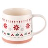 Porcelanowy kubek o pojemności 380 ml ozdobiony jest świątecznym wzorem z czerwonymi i szarymi gwiazdkami oraz zielonymi liśćmi ostrokrzewu z czerwonymi jagodami. Na górze i dole kubka znajdują się rzędy drobnych, czerwonych i zielonych wzorów geometrycznych.