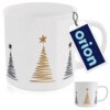 Biały ceramiczny kubek o pojemności 500 ml ozdobiony jest wzorem choinek w kolorach złotym i czarnym, z gwiazdkami na szczycie. Do uchwytu kubka przymocowana jest etykieta z napisem "orion".