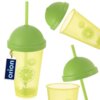 Plastikowy kubek z pokrywką i słomką o pojemności 450 ml, w kolorze zielonym i żółtym, ozdobiony grafiką cytryn oraz napisem "Fresh". Widoczne jest logo "orion" na zawieszce.