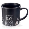 Czarny ceramiczny kubek o pojemności 500 ml z białymi rysunkami kotów na zewnętrznej powierzchni. Kubek ma klasyczny kształt z dużym uchem.