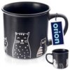 Czarny ceramiczny kubek o pojemności 500 ml ozdobiony białymi rysunkami kotów. Na uchwycie zawieszka z napisem "orion".