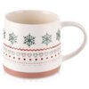 Porcelanowy kubek o pojemności 380 ml ozdobiony wzorem z zielonymi śnieżynkami, czerwonymi i szarymi sercami oraz falistymi liniami. Dolna część kubka jest w kolorze jasnobrązowym.