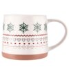 Porcelanowy kubek o pojemności 380 ml ozdobiony jest wzorem z zielonymi śnieżynkami, czerwonymi falami oraz szarymi i czerwonymi sercami. Dolna część kubka ma brązowy pasek.