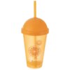Pomarańczowy kubek plastikowy z pokrywką w kształcie kopuły i słomką, ozdobiony grafiką przedstawiającą plasterki pomarańczy oraz napisem "Fresh".