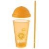 Pomarańczowy plastikowy kubek o pojemności 450 ml z pokrywką w kształcie połówki pomarańczy i słomką, ozdobiony grafiką plasterków cytryny oraz napisem "Fresh".