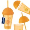 Plastikowy kubek o pojemności 450 ml z pomarańczową pokrywką i słomką, ozdobiony grafiką pomarańczy i napisem "Fresh". Widoczne jest logo "orion" na zawieszce.