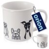 Biały ceramiczny kubek o pojemności 500 ml z czarnymi rysunkami psów na powierzchni. Do uchwytu kubka przymocowana jest etykieta z napisem "orion".