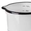 Biały kubek emaliowany z czarną krawędzią, posiadający miarkę z oznaczeniami "1.0 L" i "0.8". Produkt to "Kubek emaliowany z miarką biały MODROBILA 1,2 l".