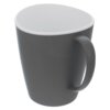 Plastikowy kubek turystyczny o pojemności 380 ml, w kolorze ciemnoszarym z białym wnętrzem, posiada ergonomiczny uchwyt. Produkt nie zawiera widocznych napisów ani logo.