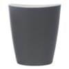 Na zdjęciu widoczny jest szary, plastikowy kubek turystyczny o prostym, nowoczesnym designie. Kubek ma gładką powierzchnię i lekko rozszerza się ku górze.