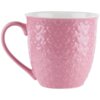 Różowy kubek ceramiczny o pojemności 580 ml z wytłoczonym wzorem serc na całej powierzchni. Wnętrze kubka jest białe.