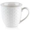 Biały ceramiczny kubek o pojemności 580 ml z wytłoczonym wzorem serc na powierzchni. Kubek ma klasyczny kształt z dużym uchem.