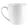 Biały ceramiczny kubek o pojemności 580 ml z wytłoczonym wzorem serc na całej powierzchni. Kubek ma klasyczny kształt z dużym uchem.