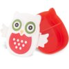 Na zdjęciu znajduje się pojemnik śniadaniowy w kształcie sowy, z białą pokrywką ozdobioną zielonymi oczami i czerwonym brzuchem z białymi kropkami. Pojemnik jest otwarty, ukazując czerwone wnętrze.