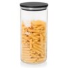 Szklany pojemnik z czarną pokrywką i uszczelką, wypełniony makaronem penne. Pojemność pojemnika wynosi 980 ml.
