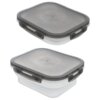 Na zdjęciu widoczne są dwa silikonowe pojemniki na żywność z szarymi pokrywkami i uszczelkami, które można złożyć. Pojemniki mają prostokątny kształt i są pokazane w dwóch różnych stanach złożenia.