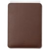 Ciemnobrązowe etui na laptopa wykonane z gładkiego materiału, z widocznym logo "BALTAN" w dolnej części. W etui częściowo wsunięty jest laptop, którego krawędź wystaje u góry.