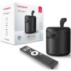 Czarny projektor z uchwytem i pilotem leży obok pudełka z napisem "THOMSON VEGA PG35B Full HD Portable Projector". Na pudełku widoczne są logotypy Google TV, Hey Google oraz aplikacji takich jak Netflix, YouTube, Spotify, Disney+, a także informacja o 3-letniej gwarancji.