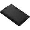 Czarne etui na laptopa o prostokątnym kształcie, z widocznym logo producenta w dolnej części. Powierzchnia etui jest gładka, z delikatnym połyskiem.