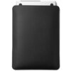 Czarne etui na laptopa wykonane z gładkiego materiału, z widocznym fragmentem białego laptopa wystającego z góry. Produkt ma zaokrąglone rogi i starannie zszyte krawędzie.